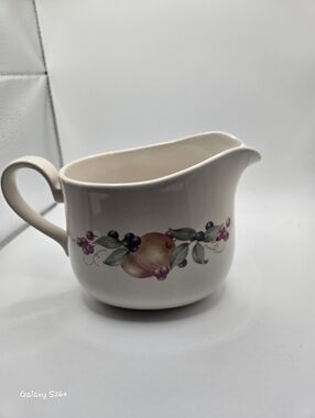 CORNING CORELLE ABUNDANCE Gravy Boat Classic Fruit & Berry Design